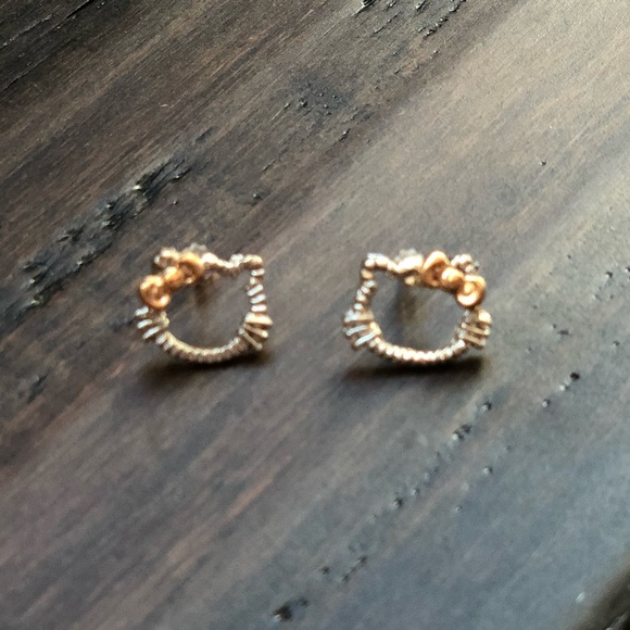 Hello Kitty Earrings - Picture 1 of 1